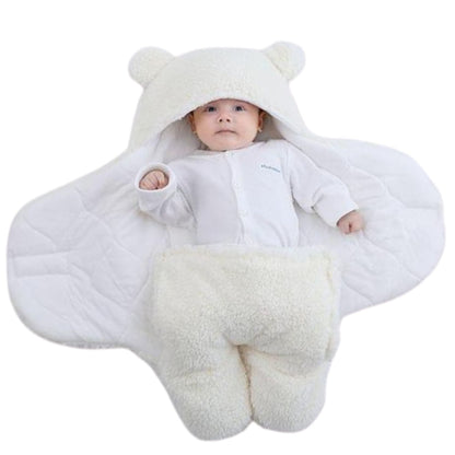 Nid d’ange avec bébé réveillé en vue de face, position physiologique et regard éveillé