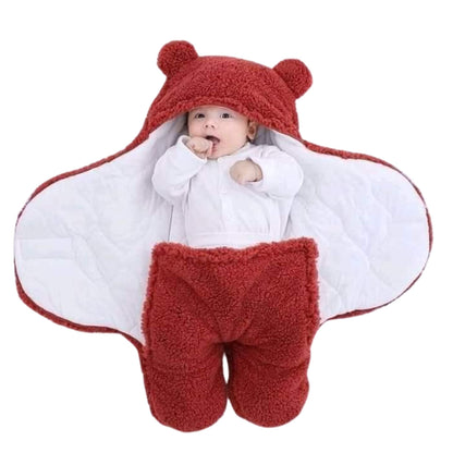 Nid d’ange avec bébé installé à l’intérieur, capuche ouverte et bras visibles