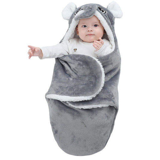 Nid d’ange avec bébé endormi à l’intérieur, capuche fermée et cocon bien ajusté