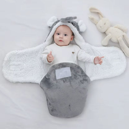Nid d’ange avec capuche à oreilles et bébé réveillé, regard attentif