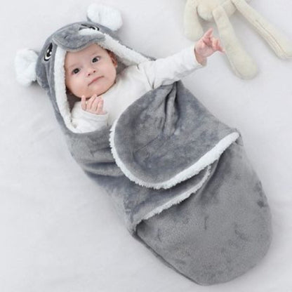 Nid d’ange ouvert avec bébé réveillé à l’intérieur, mains visibles en vue de face