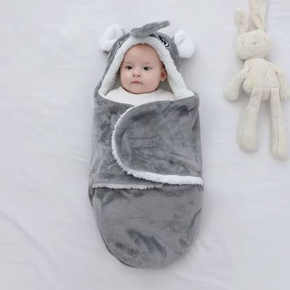 Nid d’ange avec bébé installé dans un cocon ouvert, jambes détendues