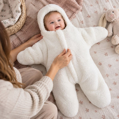 Nid d'ange cosy blanc à capuche intégrée, vue rapprochée pendant l'habillage