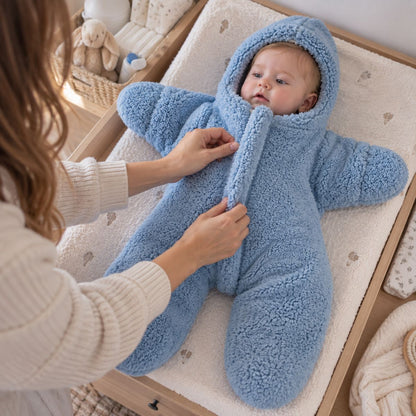 Nid d'ange jambes séparées bleu avec capuche intégrée et poignets ouverts, vue de face