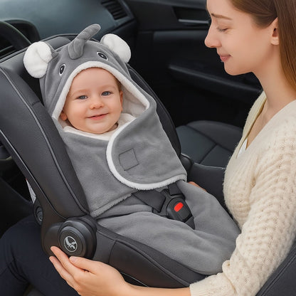 Nid d’ange bébé gris clair dans un cosy de voiture, bébé détendu en promenade