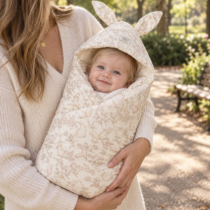 Nid d'ange naissance à forme enveloppante avec capuche à oreilles de lapin