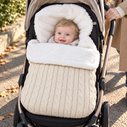 Nid d’ange polaire beige en maille torsadée avec doublure bouclée, bébé installé dans une poussette vue de face