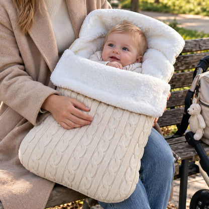 Nid d’ange polaire beige en maille torsadée avec doublure bouclée, bébé porté dans les bras