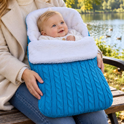 Nid d’ange polaire bleu lac en maille torsadée avec doublure bouclée blanche, bébé installé à l’intérieur