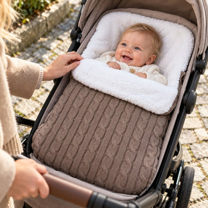 Nid d’ange polaire kaki en maille torsadée avec doublure bouclée, bébé installé dans une poussette