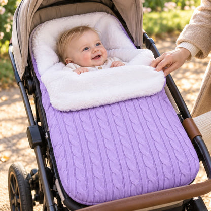 Nid d’ange polaire violet clair en maille torsadée avec doublure bouclée, bébé installé dans une poussette
