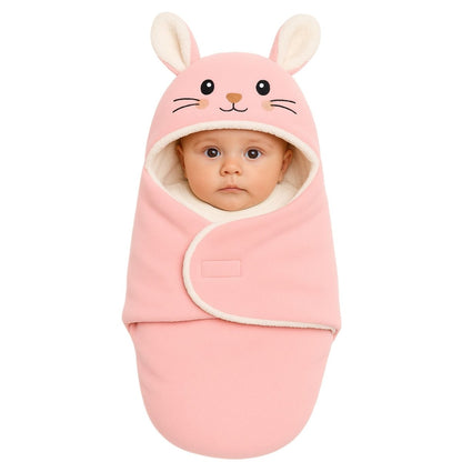 Bébé emmailloté dans un nid d’ange rose pastel en forme de lapin, regardant calmement face à l’objectif
