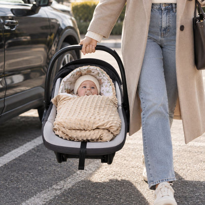 Nid d'ange siège auto motif lion kaki installé dans une coque bébé