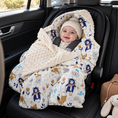 Nid d'ange siège auto motif ours blanc installé dans un siège auto avec capuche intégrée et sangles visibles