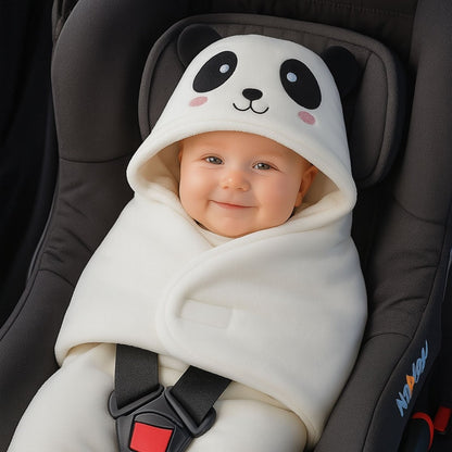 Bébé souriant dans un nid d ange capuche panda installé dans un siège auto noir