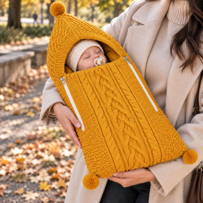 Nid d'ange tricot jaune avec capuche à pompon et panneau avant en maille torsadée