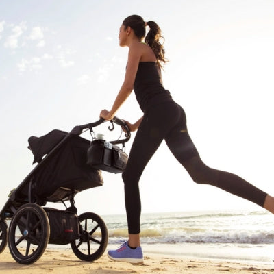 Organisateur de poussette noir pratique, offrant un rangement facile avec des poches accessibles pour les affaires de bébé