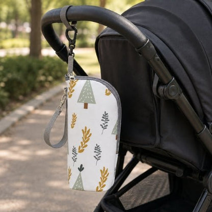 Pochette imprimée pour biberon motif forêt fixée à une poussette avec son mousqueton