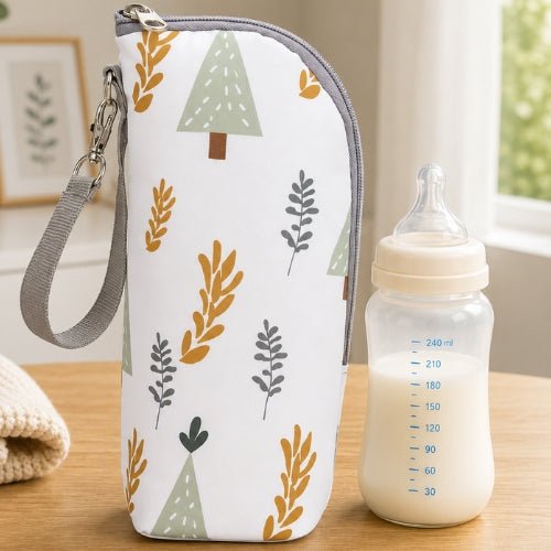 Pochette imprimée pour biberon motif forêt avec sangle amovible, présentée à côté d’un biberon