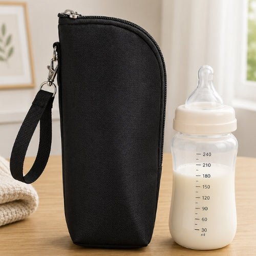 Pochette imprimée pour biberon noire avec sangle amovible et fermeture zip à côté d’un biberon