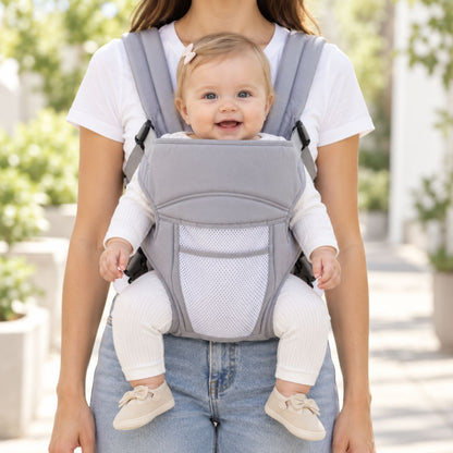 Porte-bébé 30 × 40 cm maille gris clair, vue de face en extérieur avec bébé