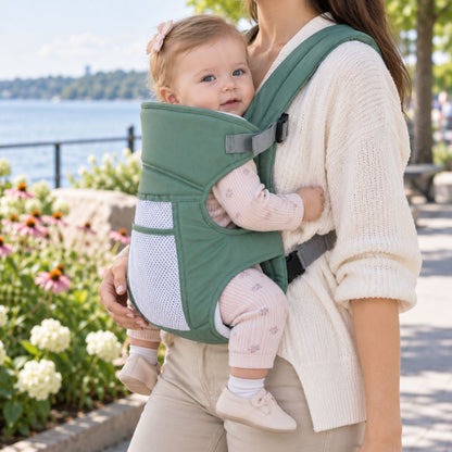Porte-bébé 30 × 40 cm maille vert sauge, vue de profil en extérieur avec bébé