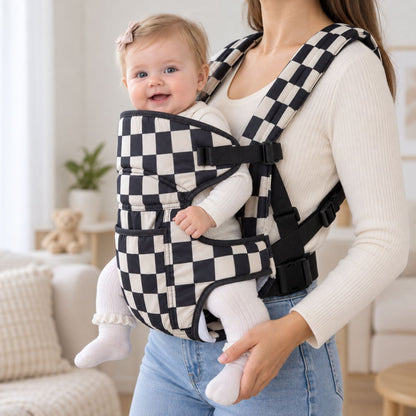 Porte-bébé 30 × 40 cm plein noir et crème damier, vue de face avec bébé