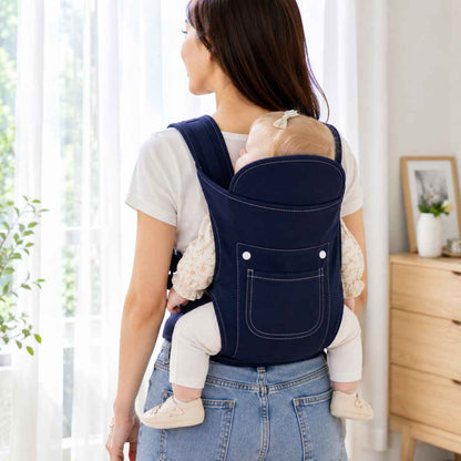Porte-bébé 4 positions bleu marine en version 4 saisons, utilisé en portage dorsal en intérieur