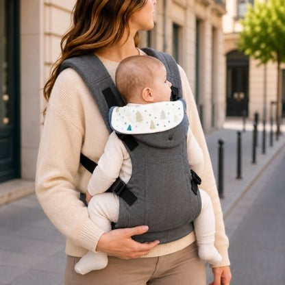 Porte-bébé à assise réglable gris clair avec bretelles rembourrées, enfant face au parent en ville