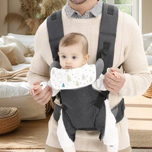 Porte-bébé à assise réglable gris clair avec bretelles rembourrées, enfant face au monde en intérieur