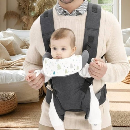 Porte-bébé à assise réglable gris clair avec bretelles rembourrées, enfant face au monde en intérieur