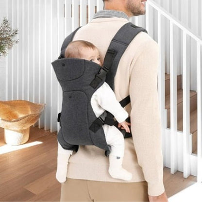 Porte-bébé à assise réglable gris clair avec bretelles rembourrées, enfant porté au dos en intérieur