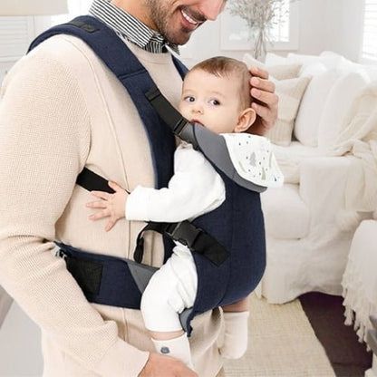 Porte-bébé à assise réglable gris foncé avec bretelles rembourrées, enfant face au parent en intérieur