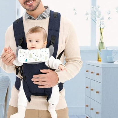Porte-bébé à assise réglable gris foncé avec bretelles rembourrées, enfant face au monde en intérieur