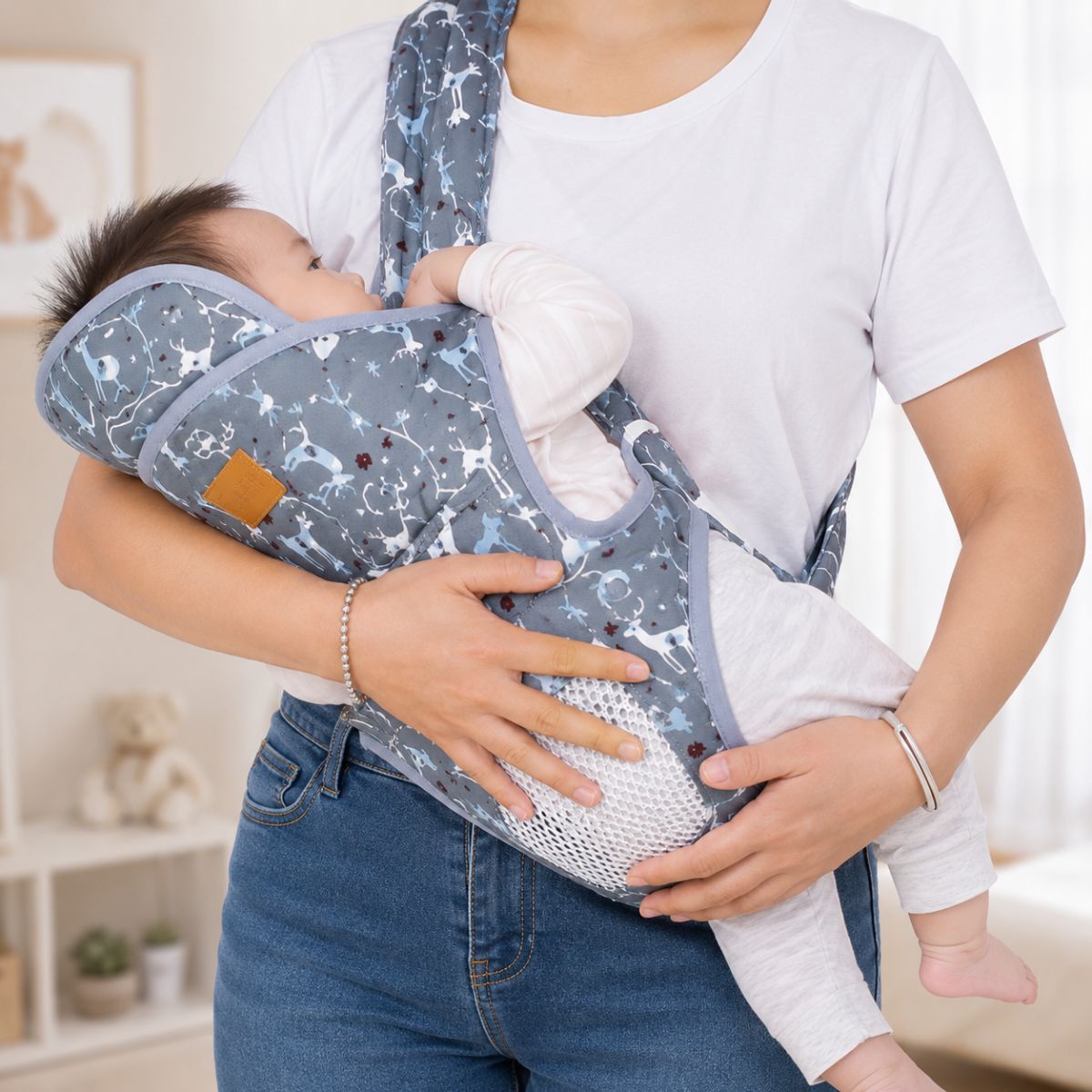 Porte-bébé à panneau amovible bleu gris à motifs, présenté en position horizontale avec poche en maille