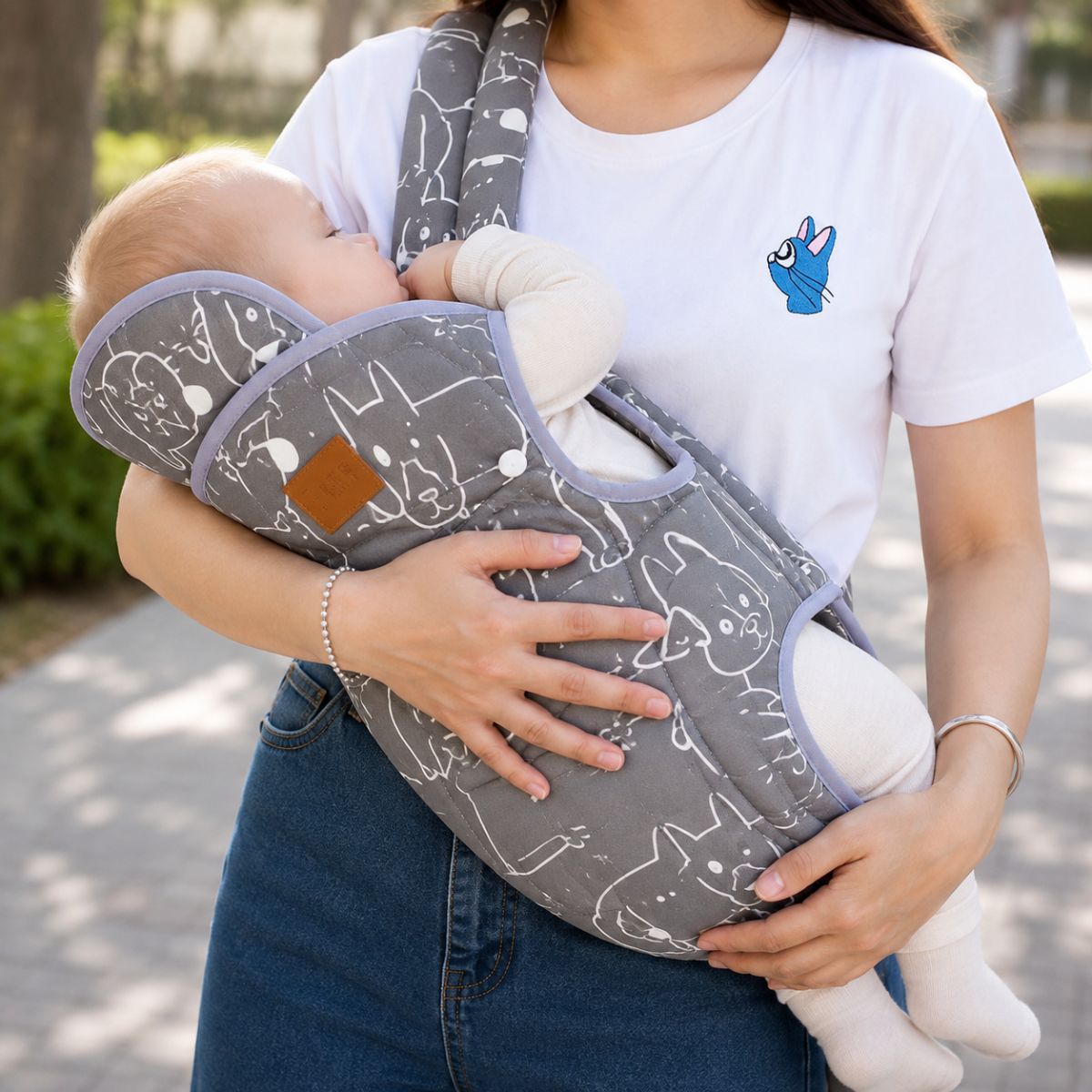 Porte-bébé à panneau amovible gris anthracite à motifs, utilisé en position horizontale avec bébé