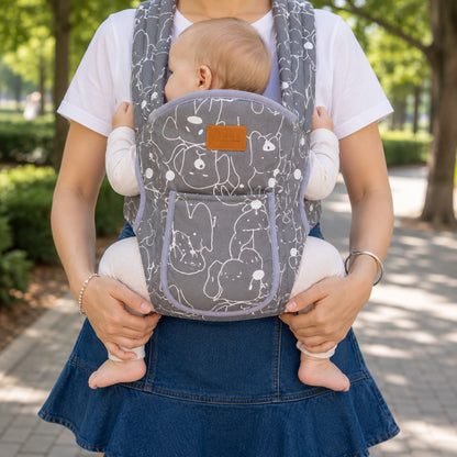 Porte-bébé à panneau amovible gris anthracite à motifs, vue frontale avec poche intégrée et bébé face au parent