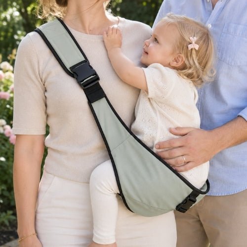 Porte-bébé à une épaule vert sauge avec sangle large et réglable, porté latéralement en famille