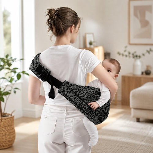 Porte-bébé à une épaule léopard gris avec épaulière large et boucle réglable, vue arrière en intérieur