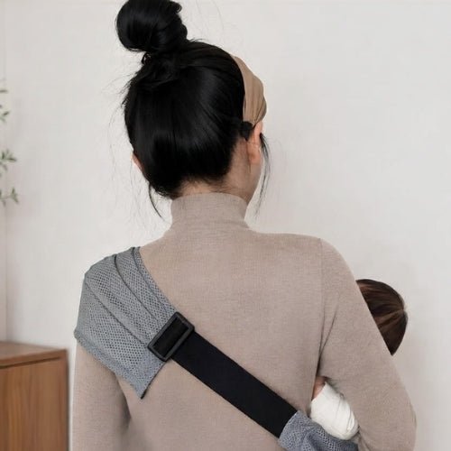 Porte-bébé à une épaule gris en maille 3D avec boucle réglable, vue arrière du portage