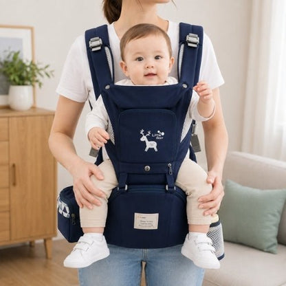 Porte-bébé avec capuche bleu marine, panneau ouvrable et rangements, porté face vers l’avant en intérieur