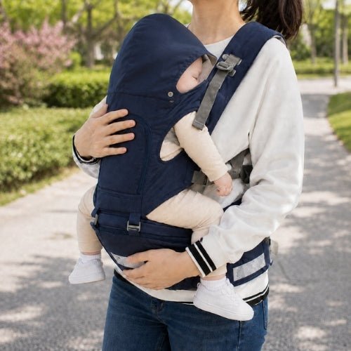 Porte-bébé avec capuche bleu marine, protection textile supérieure déployée pendant le portage