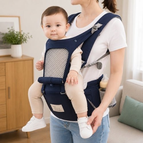 Porte-bébé avec capuche bleu marine, panneau avant ouvert avec zone en maille visible en intérieur