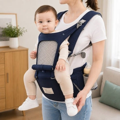 Porte-bébé avec capuche bleu marine, panneau avant ouvert avec zone en maille visible en intérieur