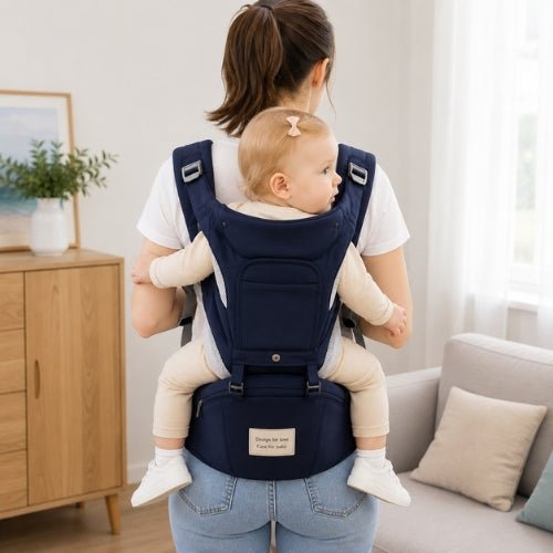 Porte-bébé avec capuche bleu marine, panneau ouvrable et rangements, utilisé en portage dorsal en intérieur