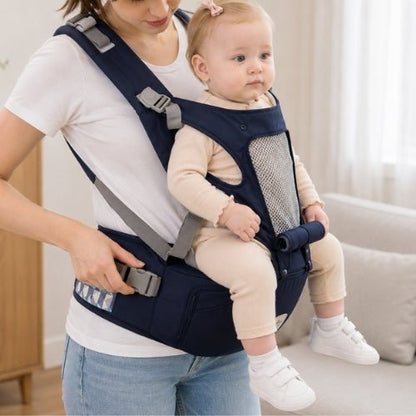 Porte-bébé avec capuche bleu marine, panneau ouvrable et rangements, vue du réglage latéral