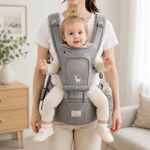 Porte-bébé avec capuche gris, panneau ouvrable et rangements, porté face vers l’avant en intérieur