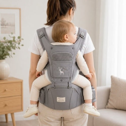 Porte-bébé avec capuche gris, panneau ouvrable et rangements, utilisé en portage dorsal en intérieur