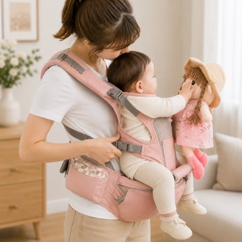 Porte-bébé avec capuche rose, panneau ouvrable et rangements, vue latérale avec siège de hanche