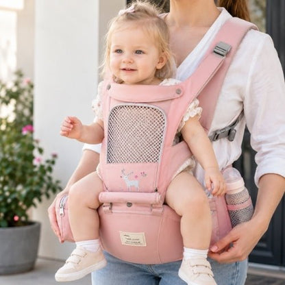 Porte-bébé avec capuche rose, panneau avant ouvert avec zone en maille visible en intérieur